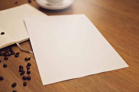 带笔记本和一杯咖啡的空白纸