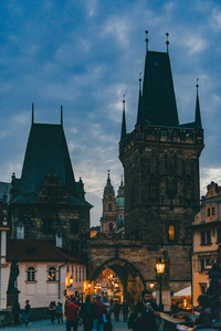 美丽的巴洛克式和哥特式建筑老欧洲城市布拉格, 老历史房子在晚上