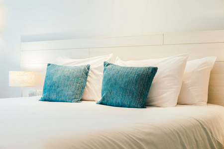 舒适的枕头床装饰在酒店卧室内部