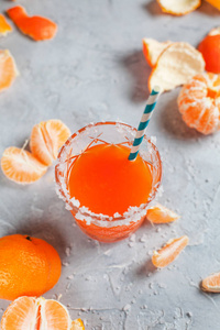橙色鸡尾酒, 盐和桔子在轻的背景
