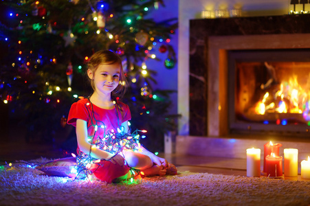 小女孩玩圣诞灯