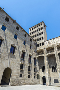 巴塞罗那市立音乐学院的两座塔楼之一, 上面有