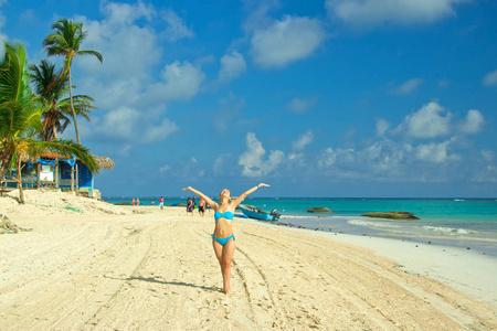 多米尼加共和国的蓬塔卡纳海滩上的年轻女子。, 加勒比