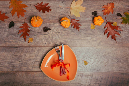 表设置与秋季装饰。餐叉刀餐巾餐具