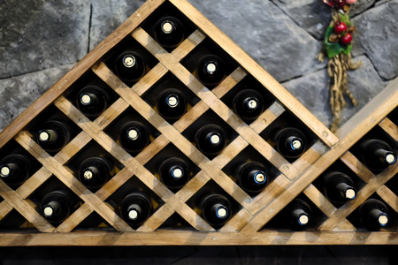 葡萄酒瓶堆放在木衣架上