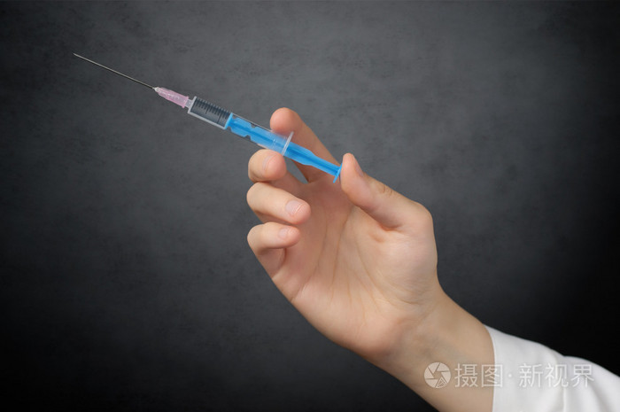 医生的手用注射器