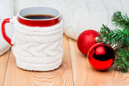 一个分支的圣诞冷杉, 红球和一杯茶在 knitt