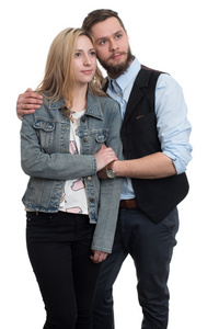 年轻夫妇拥抱的肖像