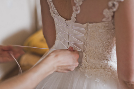 女朋友帮助新娘穿一件连衣裙 5923