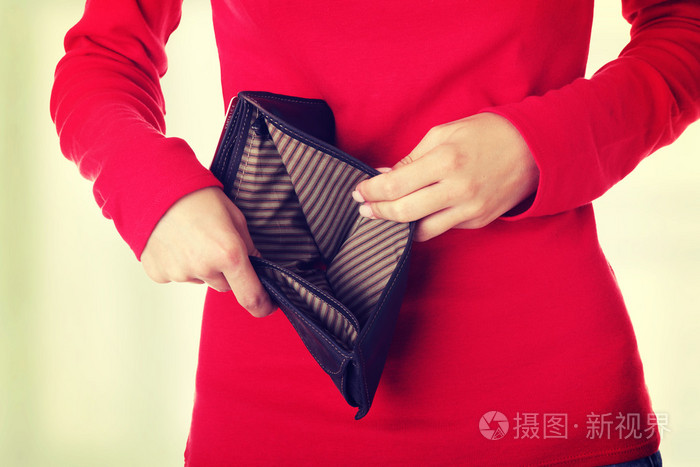 年轻的女人显示出她的空钱包