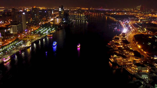 迷人的夜间地平线与照亮的摩天大楼。阿联酋迪拜市中心的全景。丰富多彩的旅行。美丽的迪拜夜景与灯笼, 河流和夜生活