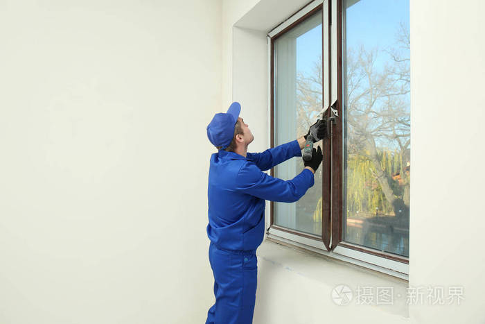 房屋建筑工人修理窗