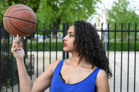 年轻女子在街上玩球篮