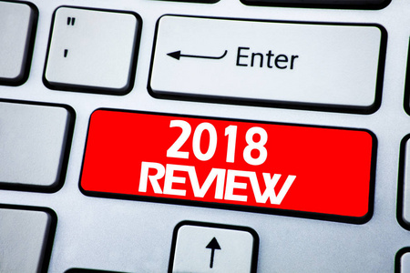 手写公告文本显示2018评论。关于在键盘背景上用红色键编写的进度反馈的业务概念