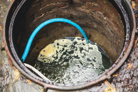 水井灌满淤泥水图片