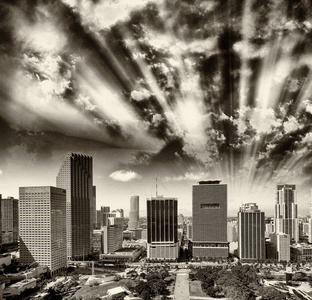街市迈阿密地平线，美丽的鸟瞰图，在阳光明媚的一天