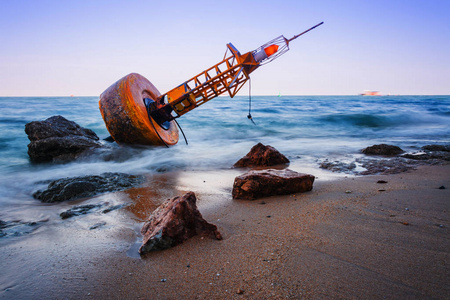 在海滩上搁浅的航海浮标