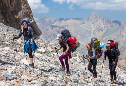 一群登山者在荒凉的岩石地形上行走