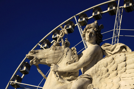 飞马座骑与摩天轮的背景下，法国巴黎协和堂王的雕像