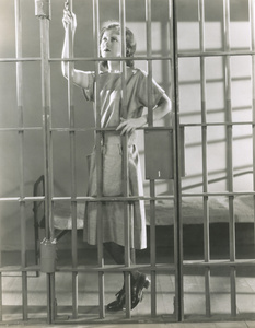 女人站在监狱牢房