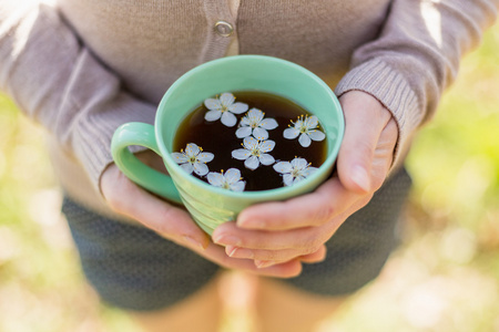 女手与茶杯