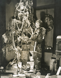装饰圣诞树的女人