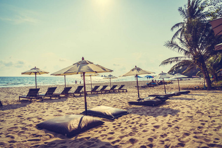 沙滩和海上的雨伞和椅子