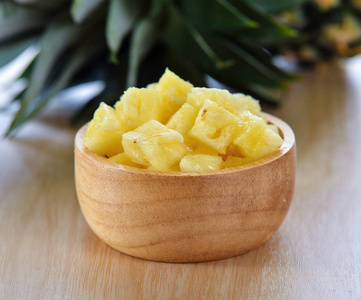 菠萝切片，木质的背景