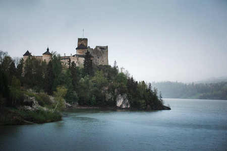 中世纪城堡在山由湖, Niedzlica, 波兰