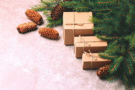 圣诞背景。工艺礼品盒及装饰