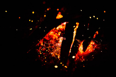 火火花和火焰在黑色背景上的议案。纹理和火山喷发