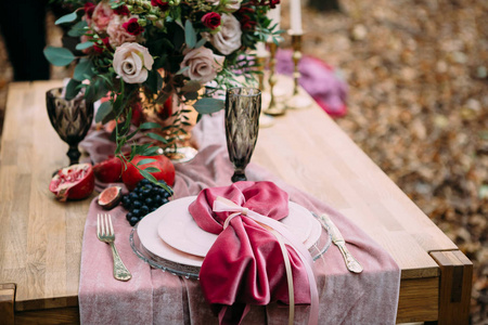 古朴的婚礼装饰为喜庆的餐桌与美丽的花朵组成。秋季婚礼艺术品