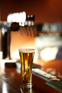 冷啤酒玻璃上栏或酒吧桌