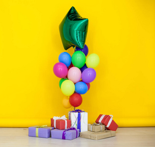 生日庆典的气球和礼物