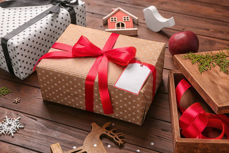 木制背景的精美礼品盒和圣诞装饰