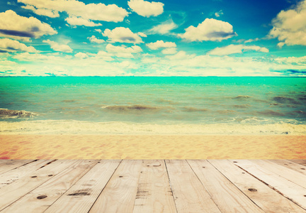 木桌砂滩海和天空的云体复古色调
