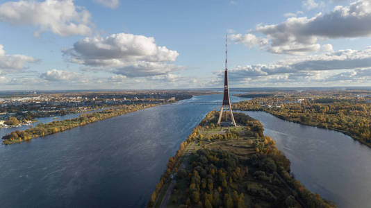 里加拉脱维亚电视塔 Zakusala 欧洲最大的空中无人机俯视图