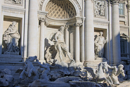 在罗马，意大利著名的特雷维喷泉的雕塑