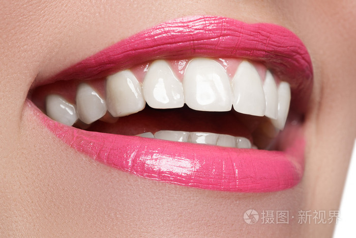漂白后完美的微笑牙齿护理和美白牙齿
