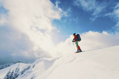 在山中徒步旅行背包与雪的冬天，