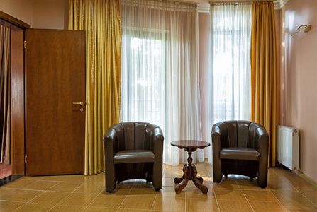 扶手椅和酒店房间室内设计中的表