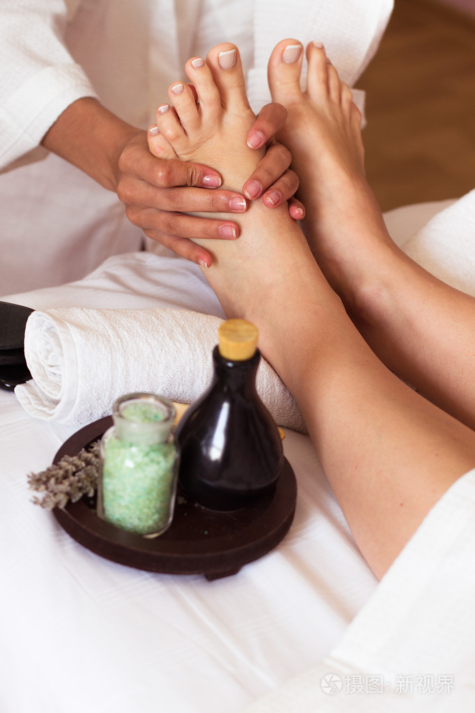 在spa 沙龙-柔焦人类足按摩
