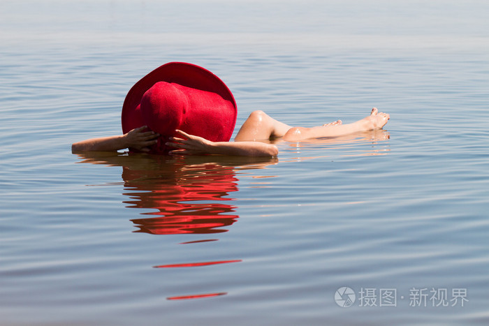 巴斯克. 美丽的女人日光浴