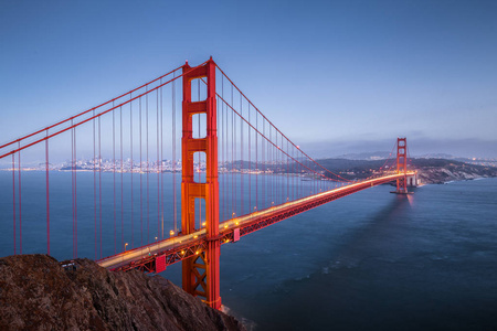 金门大桥在暮色里，旧金山，加利福尼亚州，美国