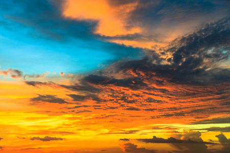 美夕阳，蓝色和橙色的云