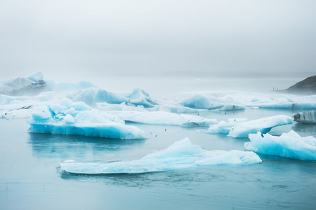 美丽的蓝色冰山在 Jokulsarlon 冰川泻湖，冰岛