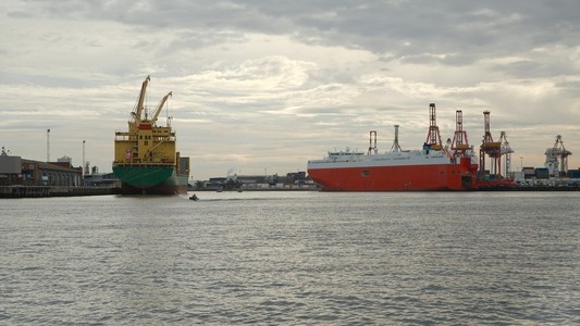 工业船在港口