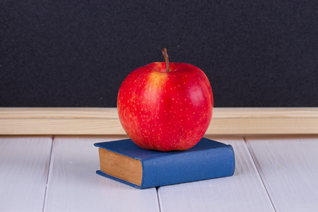 在老迷你书中针对黑板上的红苹果