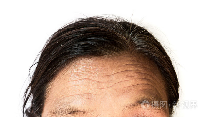 特写老妇人额头上的皱纹
