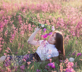 在日落时花的黑发女孩